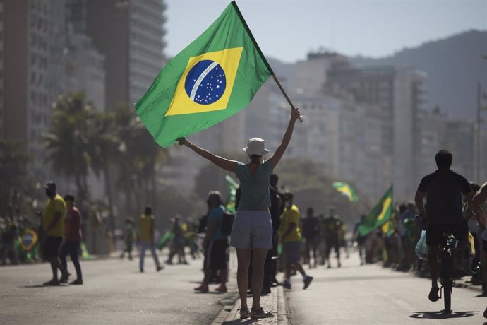 Una seguidora de Bolsonaro con una bandera de Brasil. 