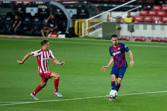 Sergio Busquets y Marcos Llorente en el Barcelona-Atlético