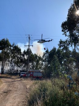 Rural.- La campaña de alto riesgo de incendios comienza este miércoles y quedan prohibidas las quemas Helicóptero de extinción trabaja en un incendio forestal en Culleredo (A Coruña).