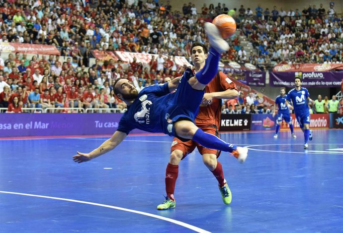 Ricardinho, futbolista portugués del Inter Movistar, rematando de tijera