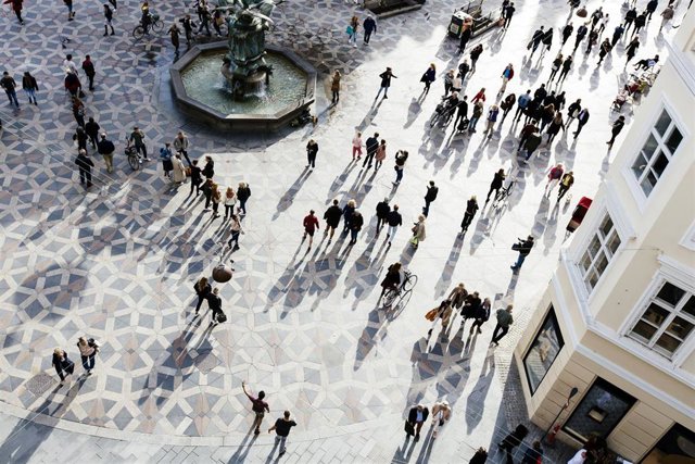 Gente paseando en la plaza de una ciudad