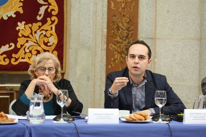 El concejal Calvo junto a Manuela Carmena