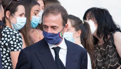 Alessandro Lequio, destrozado, se mantiene en un segundo plano durante el funeral de Aless