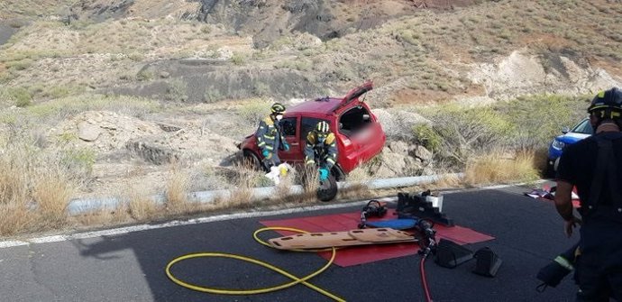 Efectivos del Consorcio de Bomberos de Tenerife proceden al rescate del joven que sufrió el accidente