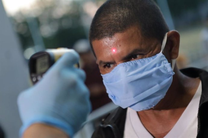 Control de temperatura entre los asistentes a un combate de boxeo en Managua (Nicaragua)