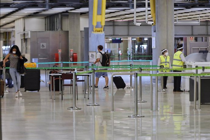 Pasajeros procedentes de Londres a su llegada al Aeropuerto Adolfo Suárez Madrid-Barajas