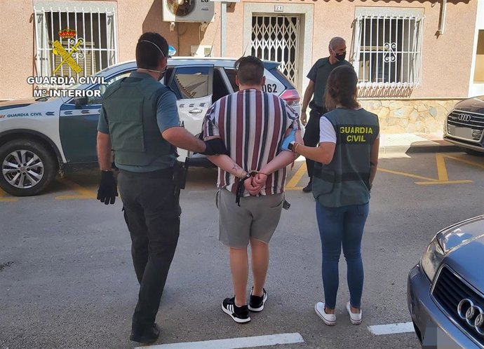 Imagen del detenido, custodiado por la Guardia Civil