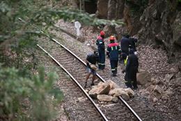 La huelga en Alcoa tiene un seguimiento del "100%" en una jornada que comienza con el corte de la vía del tren Manifestantes durante una concentración nocturna convocada por el comité de Alcoa San Cibrao, cortan con piedras la vía del tren que da acceso a la factoría en el entorno de la fábrica de San Cibrao, en Lugo, Galicia (España), a 30 de junio.