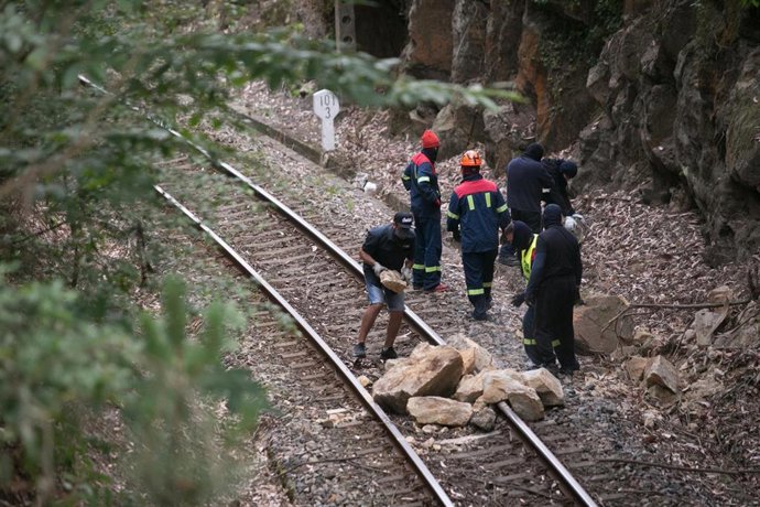 Manifestantes durante una concentración nocturna convocada por el comité de Alcoa San Cibrao, cortan con piedras la vía del tren que da acceso a la factoría en el entorno de la fábrica de San Cibrao, en Lugo, Galicia (España), a 30 de junio. 