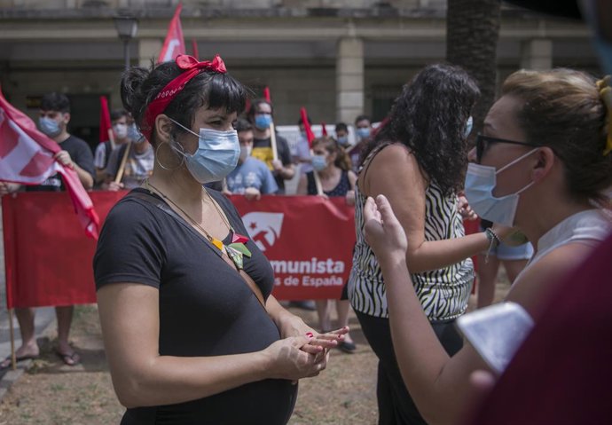 La portavoz de Adelante Andalucía, Teresa Rodríguez (i), durante su participación en la concentración de los trabajadores de Alestis en la puerta de los juzgados del Prado de San Sebastián, (Sevilla, Andalucía, España), a 26 de junio de 2020.