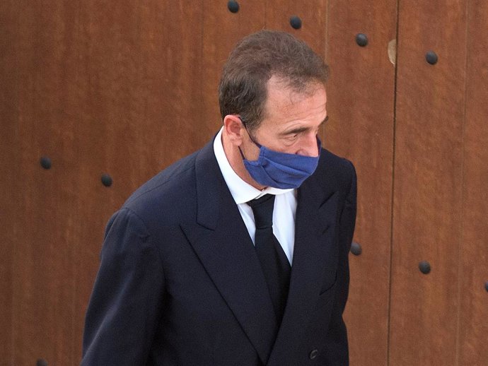 Alessandro Lequio en el funeral de su hijo, Aless Lequio