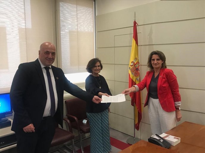 El presidente de la Diputación de Córdoba, Antonio Ruiz, junto a la vicepresidenta primera del Gobierno de España, Carmen Calvo (centro), y la vicepresidenta cuarta y ministra para la Transición Ecológica del Gobierno de España, Teresa Ribera