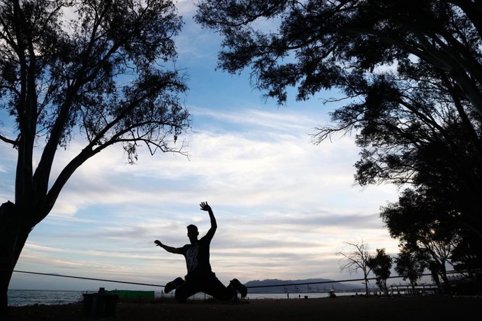 Un joven realiza prácticas del deporte Slackline.