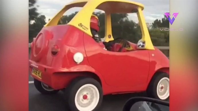Pillan a alguien conduciendo un coche de juguete por una autopista de Inglaterra