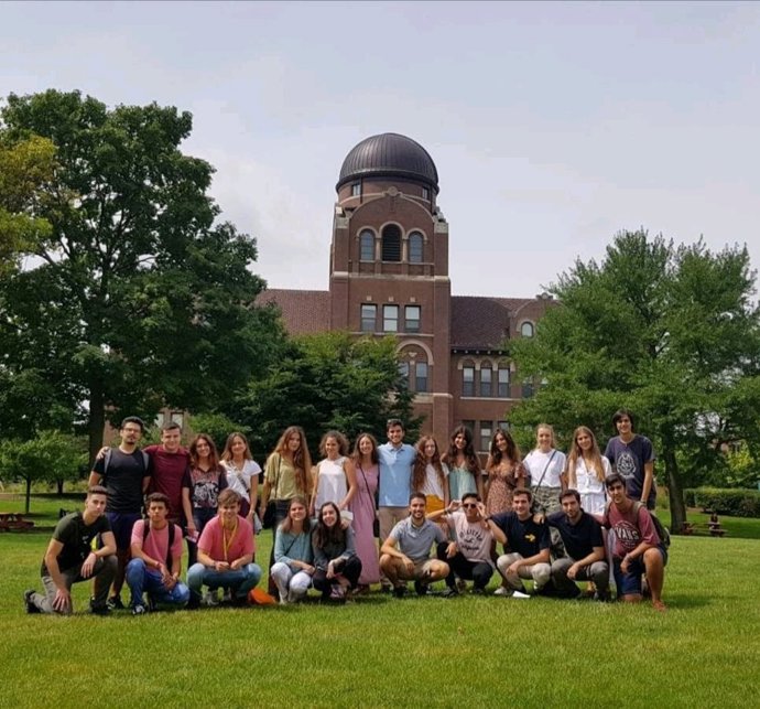 Algunos de los estudiantes premiados, en el campus de Loyola Chicago.