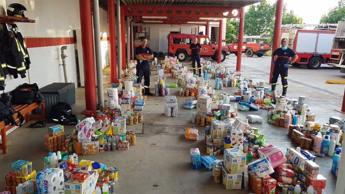 El Consorcio de Bomberos entrega alimentos a las familias afectadas por el covid-19