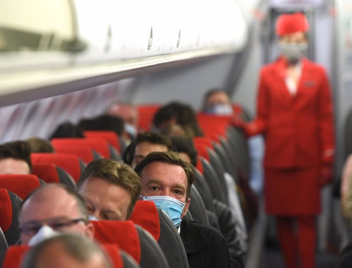 Pasajeros con máscaras en un vuelo de Austrian Airlines saliendo de Múnich