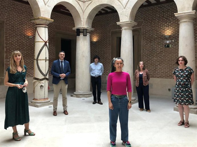 La protagonista de la exposición, Saioa Olmo, en el centro de la imagen