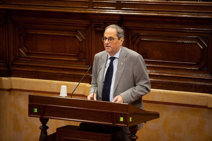 El presidente de la Generalitat, Quim Torra, interviene durante una sesión plenaria en el Parlament en la que se debate la gestión de la crisis sanitaria del COVID-19.