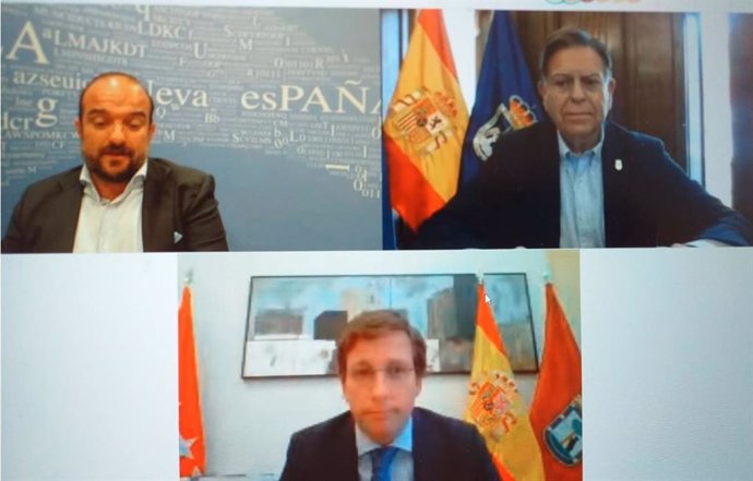 Los alcaldes de Madrid y Oviedo, José Luis Martínez-Almeida y Alfredo Canteli y el periodista de La Nueva España, Álvaro Faes.