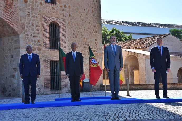 España y Portugal reabren su frontera con un acto en Badajoz con himnos y aplaus