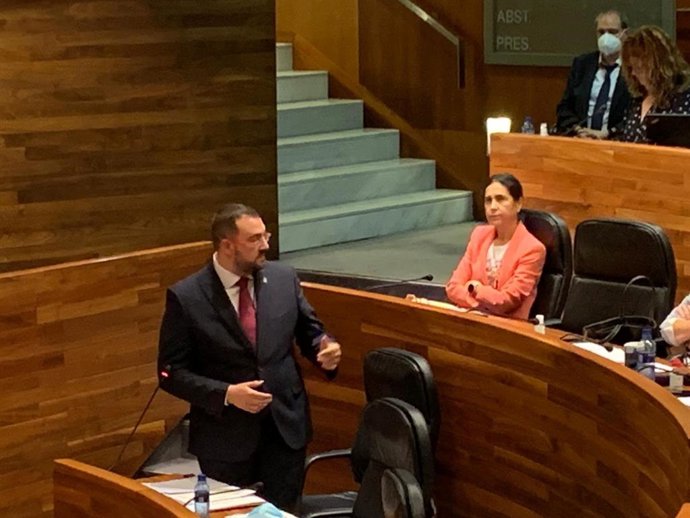 El presidente asturiano, Adrián Barbón en la Junta General.
