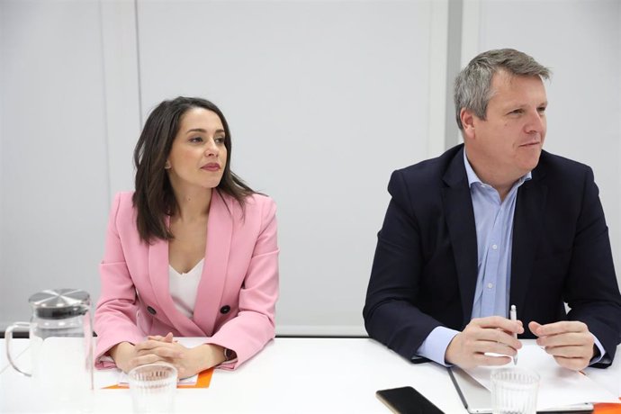 La presidenta de Ciudfadanos, Inés Arrimadas, junto al vicesecreatario general, Carlos Cuadrado
