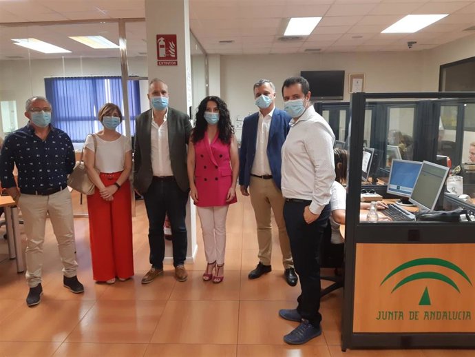 La consejera de Igualdad, Políticas Sociales y Conciliación, Rocío Ruiz, en una visita al Servicio Andaluz de Teleasistencia.