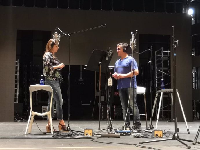La cantante canaria Cristina Ramos graba junto a Serafín Zubiri la banda sonora de la adaptación al cine de la conocida serie de animación D'Artacán y los tres mosqueperros, en el Auditorio Baluarte de Pamplona (Navarra)