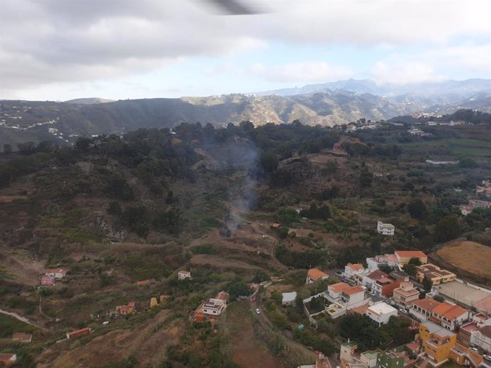 Humareda por quemas en una zona del interior de Gran Canaria