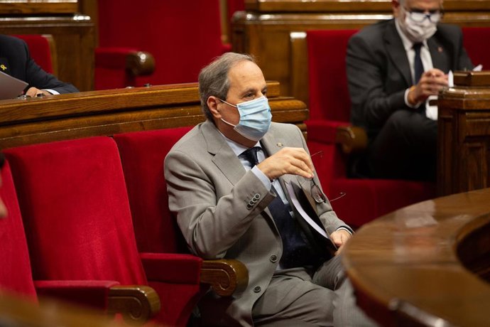 El presidente de la Generalitat, Quim Torra, protegido con mascarilla durante una sesión plenaria, en el Parlamento catalán, en la que se debate la gestión de la crisis sanitaria del COVID-19 y la reconstrucción de Catalunya.