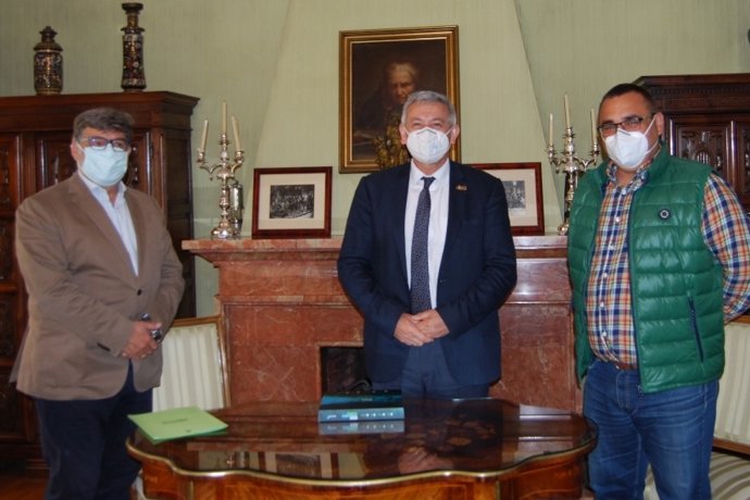 José Pérez, Santiago García Granda y Juan María Menéndez Aguado firman el acuerdo de colaboración.