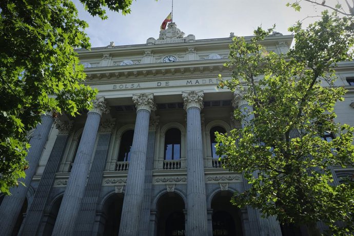 Fachada del edificio de la Bolsa de Madrid 