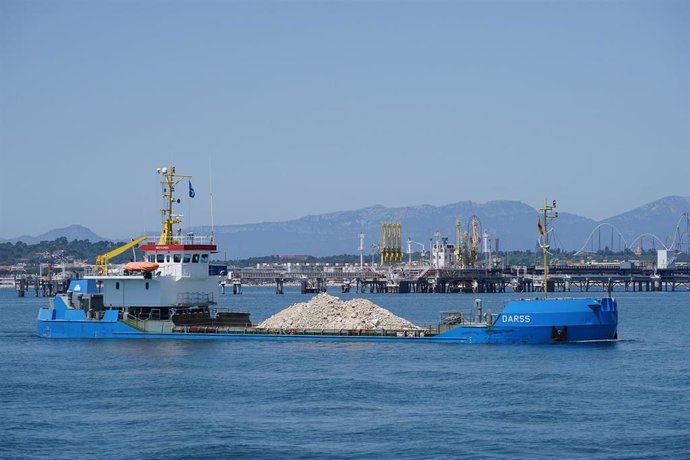 El Port de Tarragona avanza en la colocación de material de escollera en el muelle de Baleares