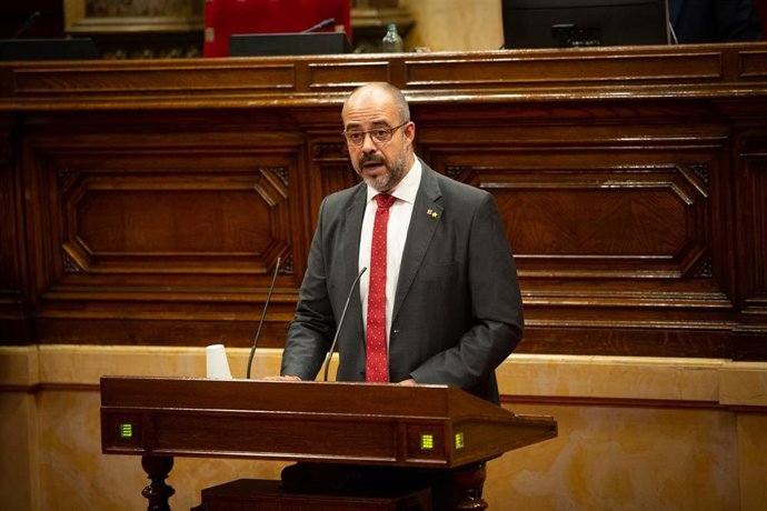 El consejero de Interior del Gobierno de la Generalitat de Cataluña, Miquel Buch, interviene durante una sesión plenaria, en el Parlamento catalán, en la que se debate la gestión de la crisis sanitaria del COVID-19 y la reconstrucción de Cataluña ante e