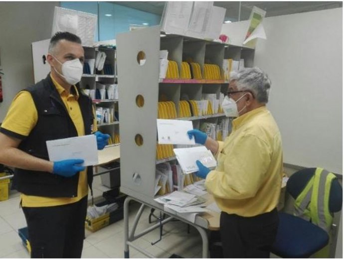 Un empleado de Correos. 