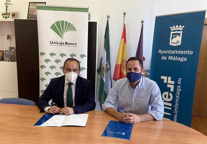 El director territorial de Unicaja Banco en Málaga, Agustín Sánchez, y el concejal de Fomento del Empleo del Ayuntamiento de la capital malagueña, Luis Verde