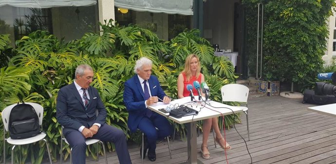 El presidente de los hosteleros, Ántgel Cuevas, con la directora general de la AEHC, Bárbara Gutiérrez, y el abogado de la entidad, Jesús Vélez