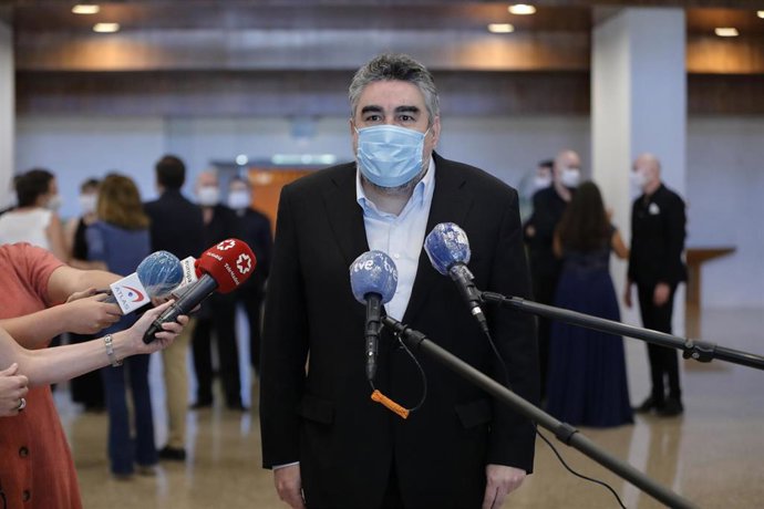 El ministro de Cultura y Deporte, José Manuel Rodríguez Uribes responde a los medios durante la visita al INAEM con motivo de la celebración del Día Europeo de la Música. En Madrid, (España), a 20 de junio de 2020.