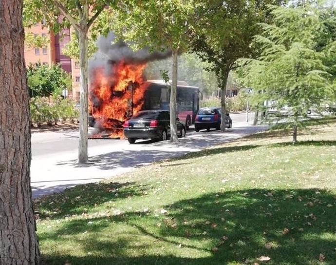 Imagen del autobús incendiado esta mañana en Fuenlabrada.