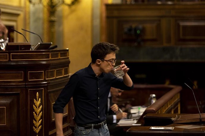El portavoz de Más País, Iñigo Errejón, bebe un vaso de agua durante su intervención desde la tribuna