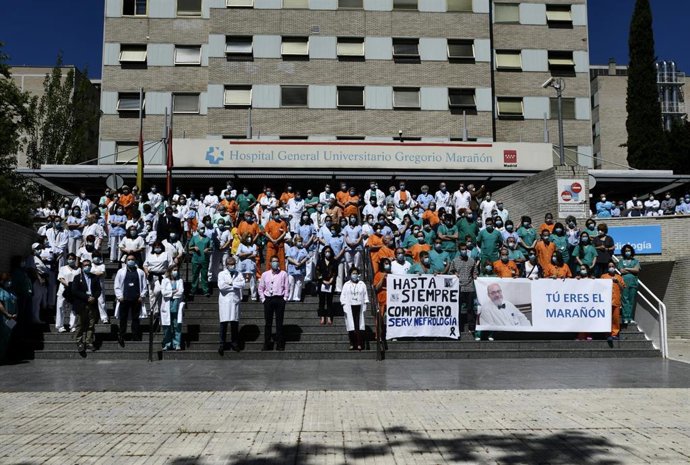 Profesionales sanitarios del  Hospital Gregorio Marañón guardan un minuto de silencio en homenaje al médico especialista en nefrología e investigador del centro Alberto Tejedor. En Madrid (España), a 20 de mayo de 2020.
