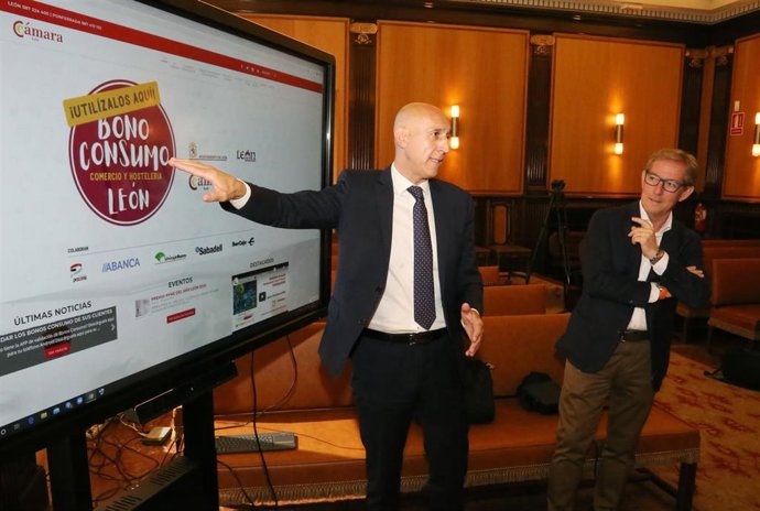 El alcalde de León, José Antonio Diez (i), junto al presidente de la Cámara de Comercio de León, Javier Vega.