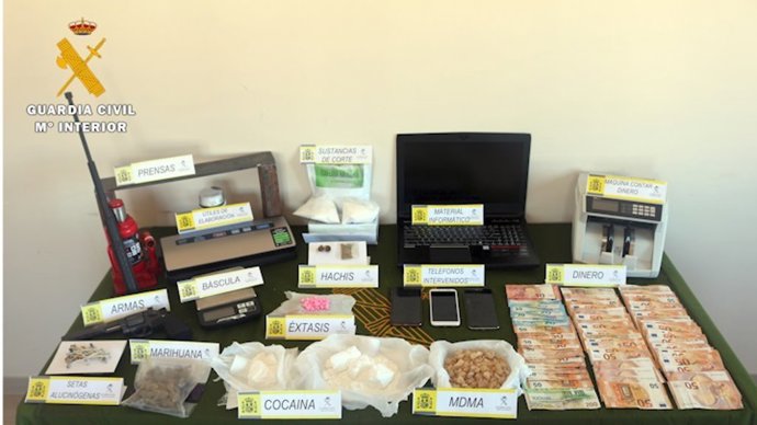 Droga, dinero y otros efectos incautados por la Guardia Civil en la 'Operación Adovao'