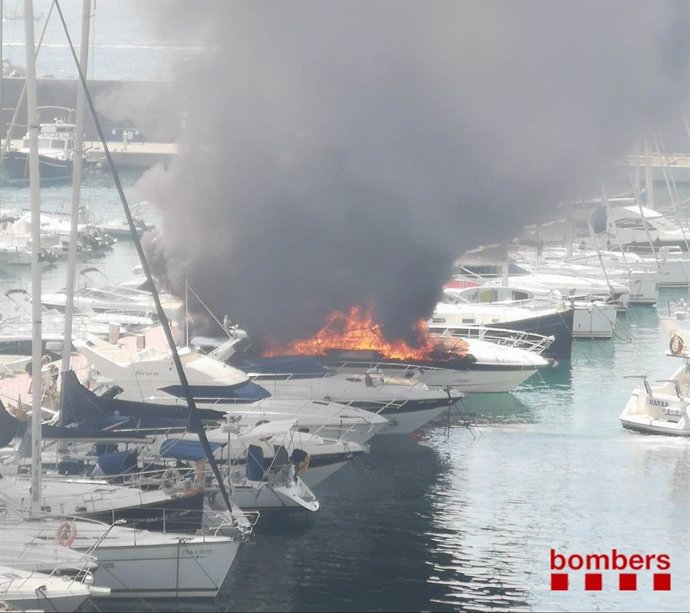 Incendio en el Puerto de Palamós (Girona)