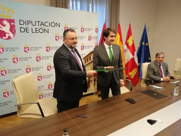 El Consejero De Fomento Y Medio Ambiente, Juan Carlos Suárez-Quiñones (C), Junto Al Presidente De La Diputación De León, Eduardo (I). Morán.