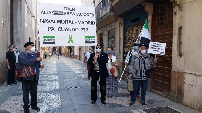 La Plataforma Milana Bonita se concentra en Badajoz para reclamar un tren digno