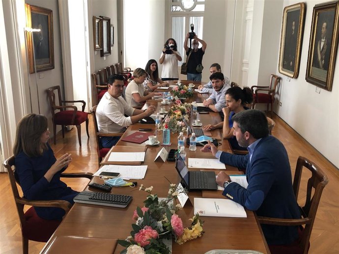 El consejero de Agua, Agricultura, Ganadería, Pesca y Medio Ambiente, Antonio Luengo (1d), durante la reunión celebrada en Cartagena por el Foro de Coordinación Interadministrativa del Mar Menor