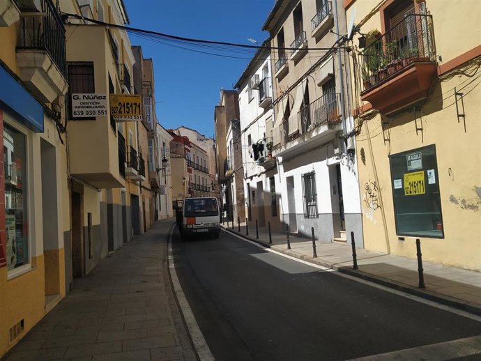 Calle Parras de Cáceres que mantiene restricciones al tráfico rodado