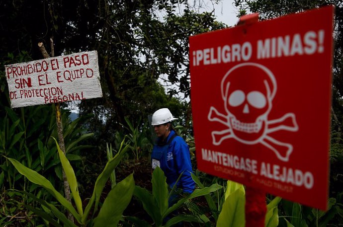 Cartel con un aviso sobre la presencia de minas antipersona en Colombia (Imagen de archivo)